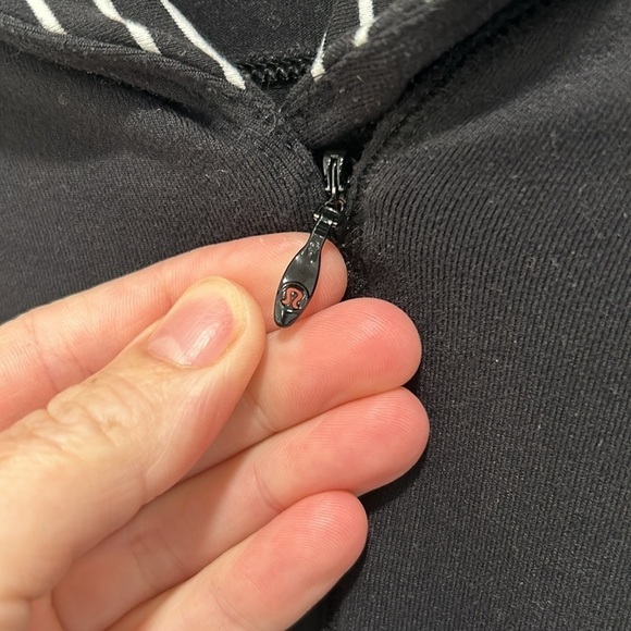 Lululemon Think Fast Pullover Shirt in Black Parallel Stripe Black White Size 4 - Picture 5 of 16